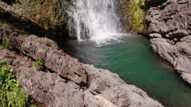 Kafkas Dağları. Dikarka Nehri ve Zmeykovsky Şelaleleri. Hava görünümü.