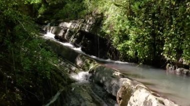 Kafkas Dağları. Dikarka Nehri ve Zmeykovsky Şelaleleri. Hava görünümü.