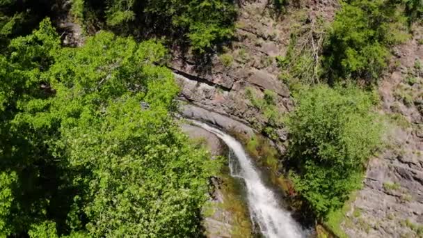 高加索山脉 Dikarka河和Zmeykovsky瀑布空中景观 — 图库视频影像