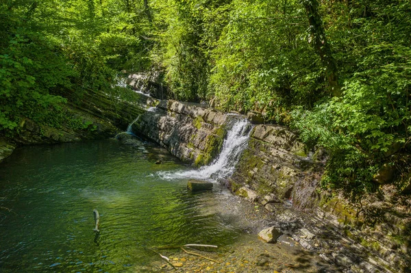 Kafkas Dağları. Dikarka Nehri ve Zmeykovsky Şelaleleri. Hava görünümü.
