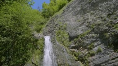 Kafkas Dağları. Dikarka Nehri ve Zmeykovsky Şelaleleri.
