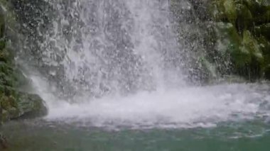 Kafkas Dağları. Dikarka Nehri ve Zmeykovsky Şelaleleri.