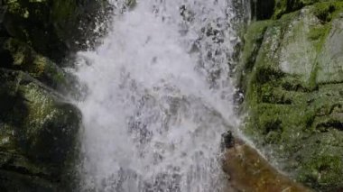 Kafkas Dağları. Dikarka Nehri ve Zmeykovsky Şelaleleri.