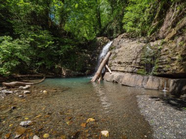 Kafkas Dağları. Dikarka Nehri ve Zmeykovsky Şelaleleri.