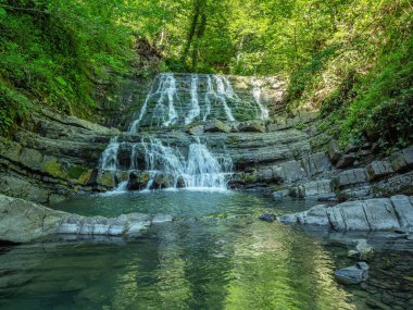 Kafkas Dağları. Dikarka Nehri ve Zmeykovsky Şelaleleri.