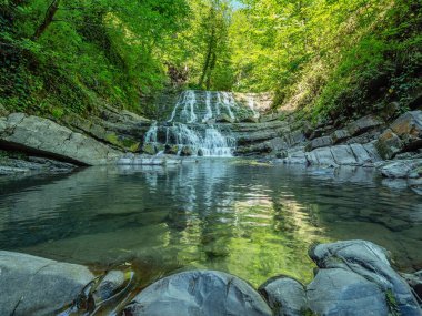 Kafkas Dağları. Dikarka Nehri ve Zmeykovsky Şelaleleri.