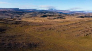 Baykal Gölü 'nün çevresi. Sonbaharda Tazheran bozkırları. Hava görünümü.