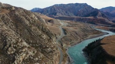 Sonbaharda Altai dağları. Chuya nehri ve Chuysky yolu. Hava görünümü.