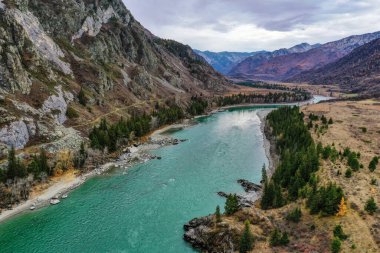 Sonbaharda Altai dağları. Katun Nehri.