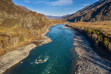 Sonbaharda Altai dağları. Katun Nehri.