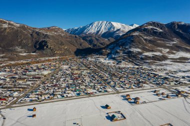 Sonbaharda Altai dağları, Kurai sırtı. Aktash köyü. Hava görünümü.