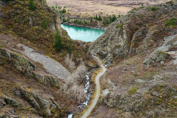 Sonbaharda Altai dağları. Katun nehrinde Beltertuyuk şelalesi.
