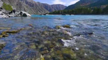Sonbaharda Altai dağları. Katun Nehri.