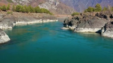 Sonbaharda Altai dağları. Katun Nehri 'nde Teldekpen akıntısı. Hava görünümü.