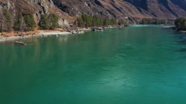 Sonbaharda Altai dağları. Iolgo tepesi ve Katun nehri. Hava görünümü.
