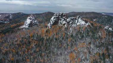 Doğu Sayanlar. Krasnoyarsk Sütunları Ulusal Parkı. Kışın Sibirya Taygası. Hava görünümü.