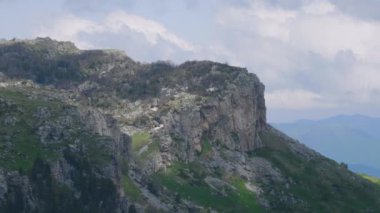Kuzey Kafkasya. Kafkas doğa rezervi. Baharda Lago-Naki Platosu. Eğitmen vadisi..