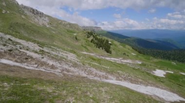 Kuzey Kafkasya. Kafkas doğa rezervi. Baharda Lago-Naki Platosu. Guzeriplsky geçişi.