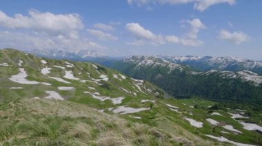 Kuzey Kafkasya. Kafkas doğa rezervi. Baharda Lago-Naki Platosu. Ermeni geçidi ve Fisht Dağı.