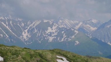 Kuzey Kafkasya. Kafkas doğa rezervi. Baharda Lago-Naki Platosu. Ermeni geçişi. Büyük Kafkas Tepesi manzarası.