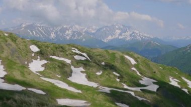 Kuzey Kafkasya. Kafkas doğa rezervi. Baharda Lago-Naki Platosu. Ermeni geçişi. Büyük Kafkas Tepesi manzarası.