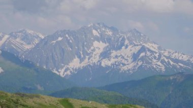 Kuzey Kafkasya. Kafkas doğa rezervi. Baharda Lago-Naki Platosu. Ermeni geçişi. Büyük Kafkas Tepesi manzarası.