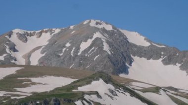 Kuzey Kafkasya. Kafkas doğa rezervi. Baharda Lago-Naki Platosu. Oshten Dağı.