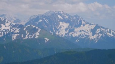 Kuzey Kafkasya. Lago-Naki Platosu. Büyük Kafkas Tepesi manzarası.