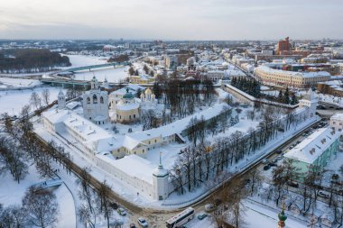 Kremlin, kışın antik Rus şehri Yaroslavl 'ın tarihi merkezi. Hava görünümü.