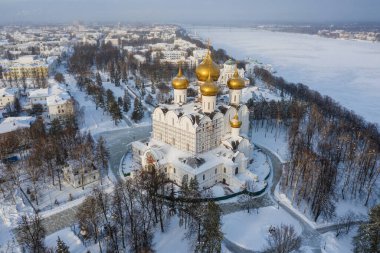 Rusya 'nın Altın Yüzüğü. Yaroslavl antik kenti. Varsayım Katedrali. Hava görünümü.