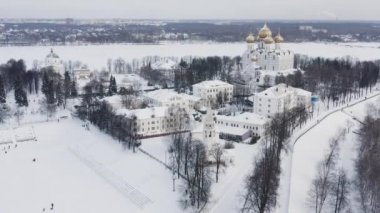 Rusya 'nın Altın Yüzüğü. Yaroslavl antik kenti. Varsayım Katedrali. Hava görünümü.
