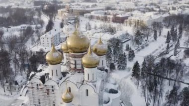 Rusya 'nın Altın Yüzüğü. Yaroslavl antik kenti. Varsayım Katedrali. Hava görünümü.