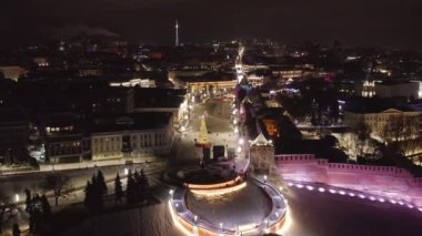 Nizhniy Novgorod. Chkalovskaya merdivenlerinin yanından gece şehri manzarası. Kremlin, Minin ve Pozharsky Meydanı. Hava görünümü.