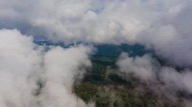 Kafkasya Dağları. Adigeya. Belaya Nehri vadisi. Bulutların arasında uçarken.