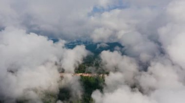 Kafkasya Dağları. Adigeya. Belaya Nehri vadisi. Bulutların arasında uçarken.
