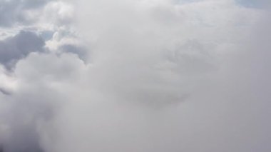 Kafkasya Dağları. Adigeya. Belaya Nehri vadisi. Bulutların arasında uçarken.