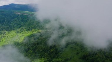 Kafkasya Dağları. Adigeya. Belaya Nehri vadisi. Bulutların arasında uçarken.