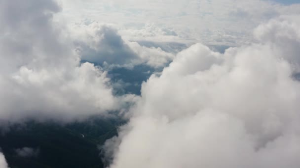 高加索山脉 Adygeya 贝拉亚河流域 在云中飞翔 — 图库视频影像