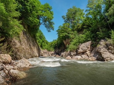 Kafkasya Dağları. Adigeya, Khadzhokhskaya geçidi. Baharda Belaya Nehri.