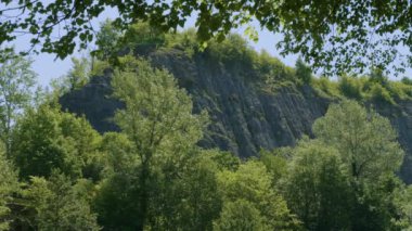 Kafkasya Dağları. Adigeya, Khadzhokhskaya geçidi. Baharda Belaya Nehri.