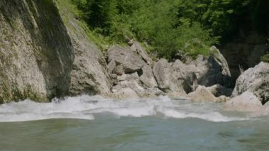 Kafkasya Dağları. Adigeya, Khadzhokhskaya geçidi. Baharda Belaya Nehri.