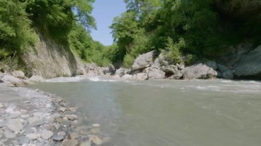 Kafkasya Dağları. Adigeya, Khadzhokhskaya geçidi. Baharda Belaya Nehri.