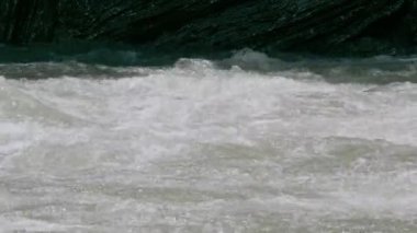 Kafkasya Dağları. Adigeya, Khadzhokhskaya geçidi. Baharda Belaya Nehri.