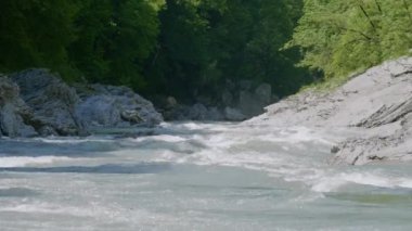 Kafkasya Dağları. Adigeya, Khadzhokhskaya geçidi. Baharda Belaya Nehri.