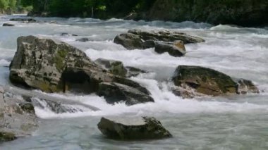 Kafkasya Dağları. Adigeya, Khadzhokhskaya geçidi. Baharda Belaya Nehri.