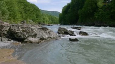 Kafkasya Dağları. Adigeya, Khadzhokhskaya geçidi. Baharda Belaya Nehri.