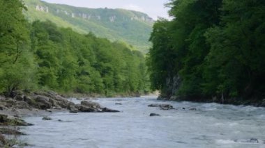 Kafkasya Dağları. Adigeya, Khadzhokhskaya geçidi. Baharda Belaya Nehri.