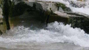 Kafkasya Dağları. Adigeya, Khadzhokhskaya geçidi. Baharda Belaya Nehri.