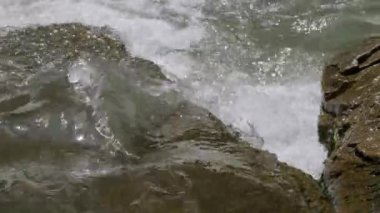 Kafkasya Dağları. Adigeya, Khadzhokhskaya geçidi. Baharda Belaya Nehri.