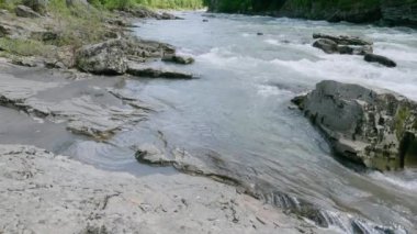 Kafkasya Dağları. Adigeya, Khadzhokhskaya geçidi. Baharda Belaya Nehri.